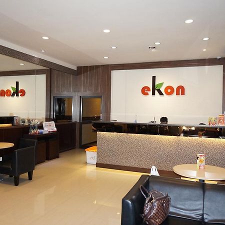 Ekon Hotel Джокьякарта Экстерьер фото
