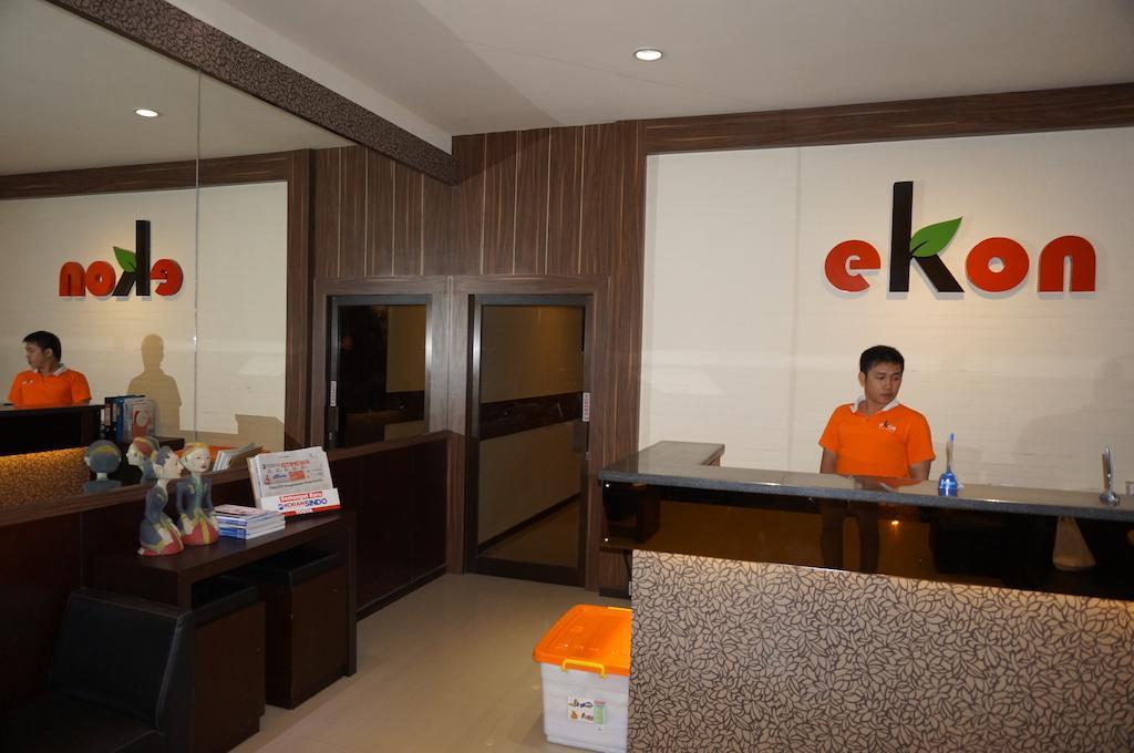 Ekon Hotel Джокьякарта Экстерьер фото